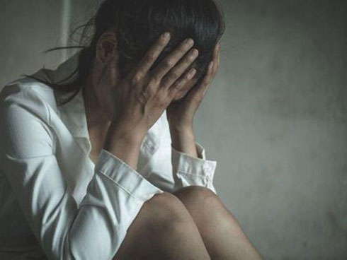 Tưởng chồng sắp cưới trăng hoa bên ngoài, tôi khóc nghẹn khi thấy thứ rơi ra từ ngăn tủ-3