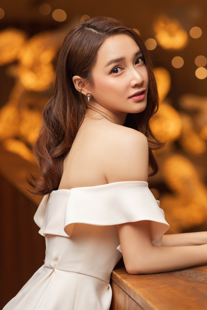 Nhã Phương khoe vai trần gợi cảm-3