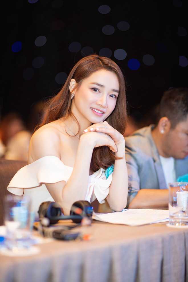 Nhã Phương khoe vai trần gợi cảm-8