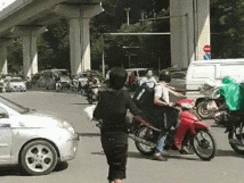 Người phụ nữ buộc đứa trẻ sau xe máy ở TP.HCM-2