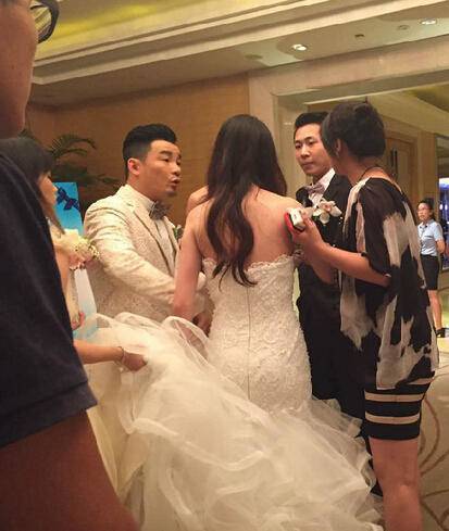 Ngày cưới bất ngờ bị dúi 1 thứ vào tay, 3 tháng sau cô dâu ly hôn trong sững sờ-1