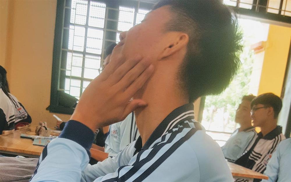 Thi đạt điểm cao chót vót, nam sinh khoe khéo theo cách khiêm tốn nhất nhưng vẫn khiến bạn cùng bàn: Nóng mặt quá-1