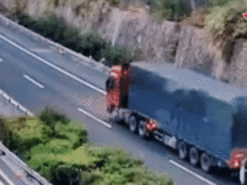 Tài xế ngủ gật bị xe tải kéo rê hơn 4km trên đường cao tốc