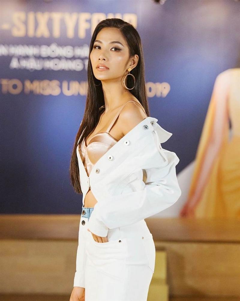 Hoàng Thùy lột xác khi diện đồ khoe vòng một, vai trần-9