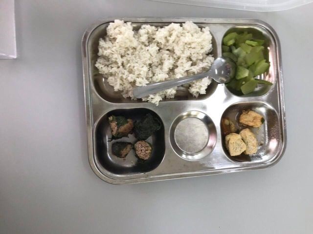 Bật khóc vì bữa ăn lèo tèo của con: Phụ huynh vây cổng trường đòi đối thoại-2