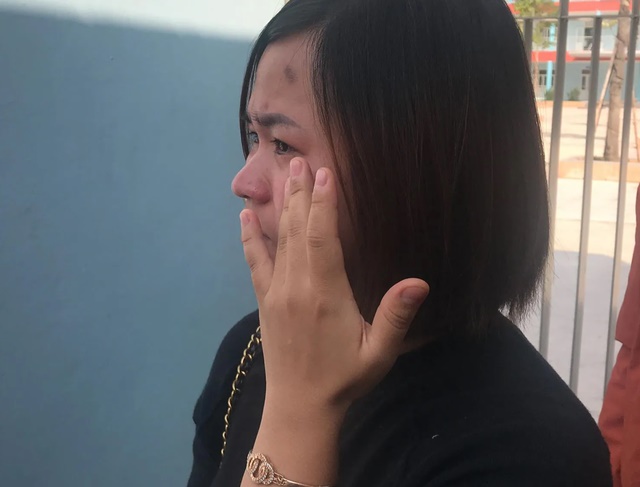 Bật khóc vì bữa ăn lèo tèo của con: Phụ huynh vây cổng trường đòi đối thoại-3