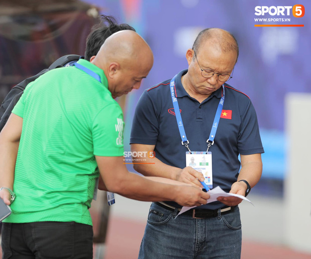 HLV Park Hang-seo bức xúc vì pha lật kèo của U22 Brunei: Cầu thủ giàu nhất thế giới không được đăng ký nhưng lại bất ngờ ra sân đá chính một cách đầy khó hiểu-4