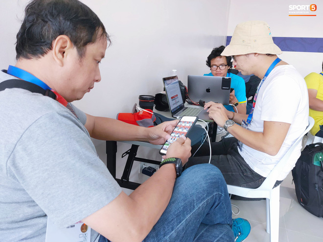 Sai sót khó chấp nhận của BTC SEA Games: Đình Trọng hồi sinh, phòng họp báo thiếu thốn, phóng viên tác nghiệp khổ sở ở trận U22 Việt Nam đấu Brunei-8