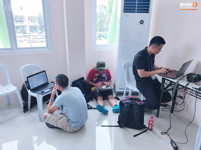 Sai sót khó chấp nhận của BTC SEA Games: Đình Trọng hồi sinh, phòng họp báo thiếu thốn, phóng viên tác nghiệp khổ sở ở trận U22 Việt Nam đấu Brunei-4
