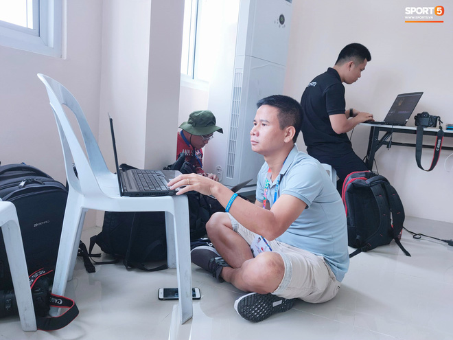 Sai sót khó chấp nhận của BTC SEA Games: Đình Trọng hồi sinh, phòng họp báo thiếu thốn, phóng viên tác nghiệp khổ sở ở trận U22 Việt Nam đấu Brunei-5