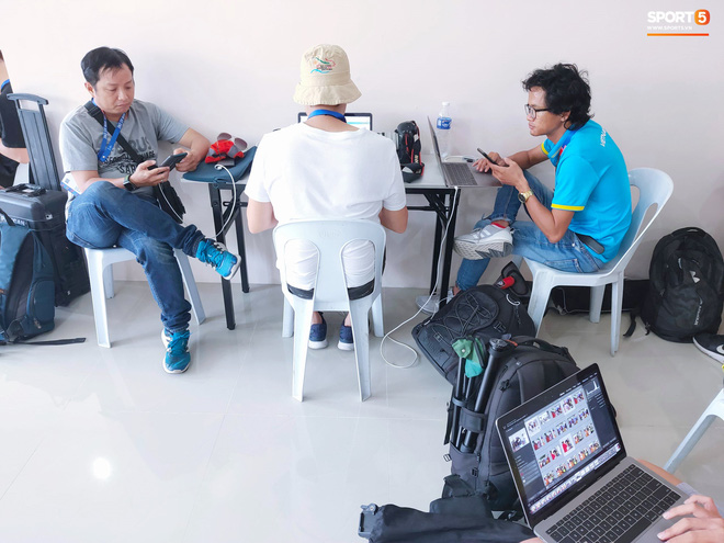 Sai sót khó chấp nhận của BTC SEA Games: Đình Trọng hồi sinh, phòng họp báo thiếu thốn, phóng viên tác nghiệp khổ sở ở trận U22 Việt Nam đấu Brunei-6