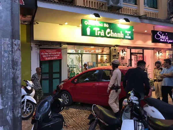 Hà Nội: Nữ tài xế lao xe vào cửa hàng trà chanh khiến khách hàng bỏ chạy tán loạn-1