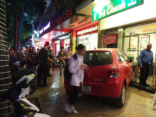 Hà Nội: Nữ tài xế lao xe vào cửa hàng trà chanh khiến khách hàng bỏ chạy tán loạn-2