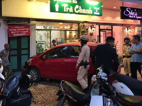 Tài xế ô tô mở toang cửa, lao tới tát đánh cặp đôi chạy xe máy giữa đường-1