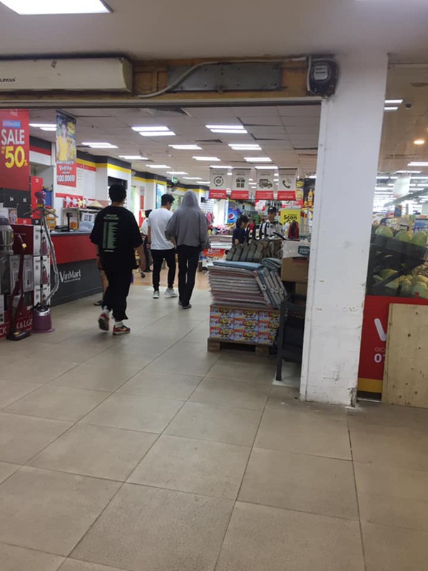 Hình ảnh đáng yêu của sao Hàn khi vừa đến Việt Nam: Hội trai đẹp đeo khẩu trang kín mít lững thững đi siêu thị, ăn bún bò; Hội gái xinh lượn phố đi bộ Hồ Gươm-3