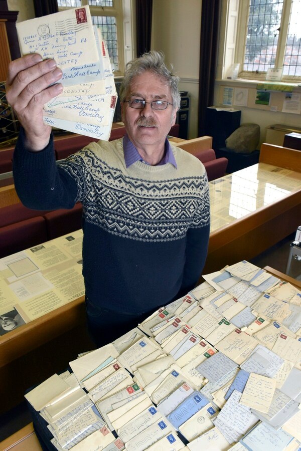 Hơn 600 bức thư tình trong 6 năm và tình yêu trong bóng tối của 2 người đàn ông giữa bom đạn chết chóc nhưng không có kết cục đẹp-2