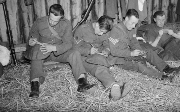 Hơn 600 bức thư tình trong 6 năm và tình yêu trong bóng tối của 2 người đàn ông giữa bom đạn chết chóc nhưng không có kết cục đẹp-4