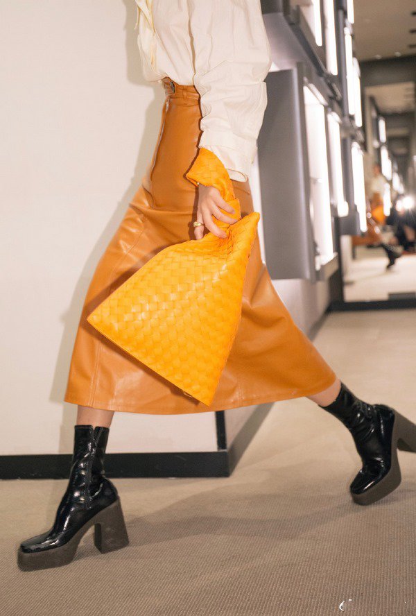 Chuẩn bị cho mùa tiệc tùng cuối năm, đây là những gam màu không thể vắng mặt trong tủ đồ-10