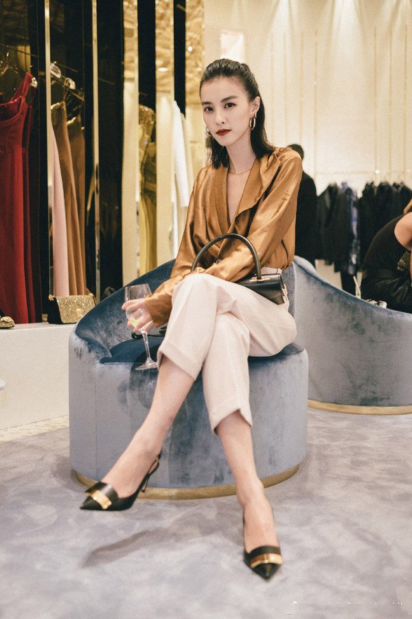 Chuẩn bị cho mùa tiệc tùng cuối năm, đây là những gam màu không thể vắng mặt trong tủ đồ-8