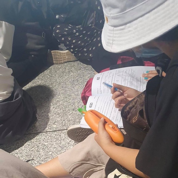Đi đón thần tượng dự AAA nhưng chợt nhớ sắp phải thi IELTS, nữ sinh mang sách vở ra luyện đề ngay tại sân bay Nội Bài-2