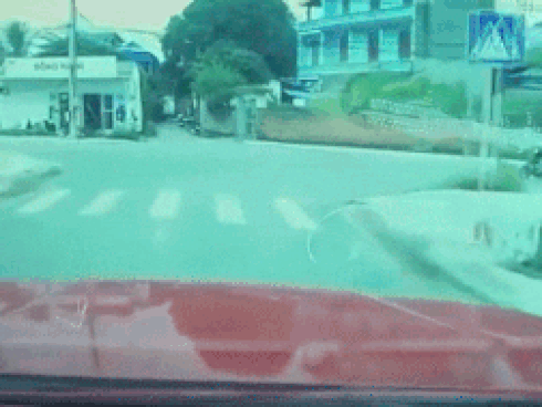 Mải nhìn điện thoại, xe đạp điện đâm vào đuôi ôtô-1