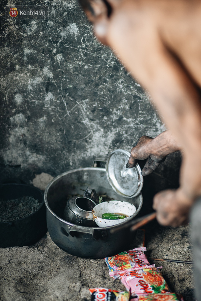 Cuộc sống kỳ lạ của người đàn ông có biệt danh người ma: Toàn thân đen xì, chuyên ăn xác động vật thối ở Bắc Ninh-4