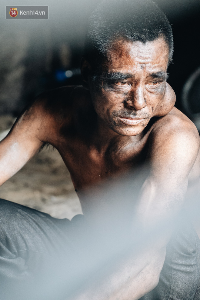 Cuộc sống kỳ lạ của người đàn ông có biệt danh người ma: Toàn thân đen xì, chuyên ăn xác động vật thối ở Bắc Ninh-10