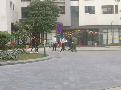 Vụ bé gái rơi từ tầng 39 ở Hà Nội: Gọi con gái dậy ăn sáng đi học, bố mẹ hốt hoảng đi tìm thì chết lặng trước sự thật đau lòng-7