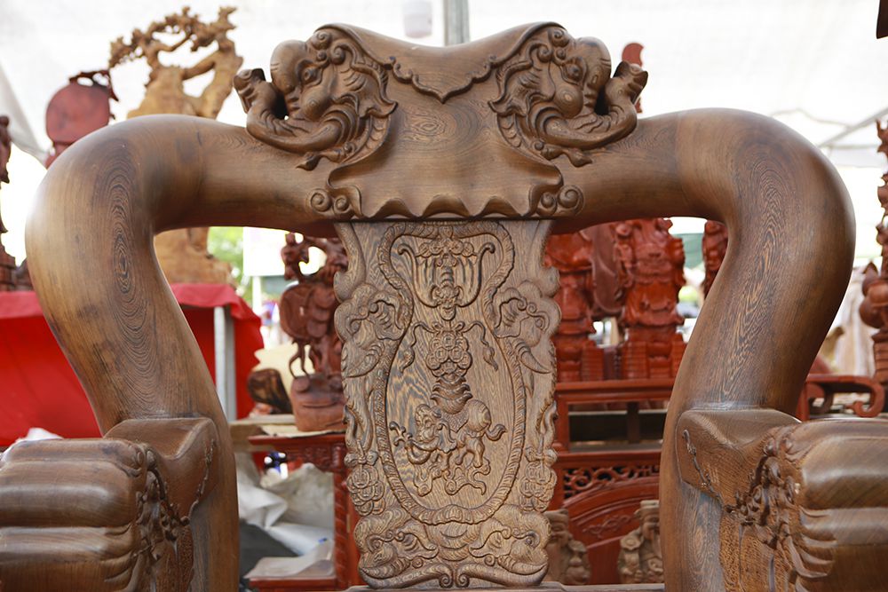 Cận cảnh bộ bàn ghế khủng” giá hàng trăm triệu đồng ở Hà Nội-12