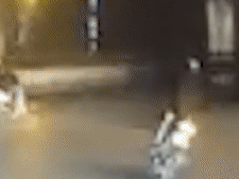 Học sinh điều khiển xe máy trượt ngã dưới bánh xe tải-1