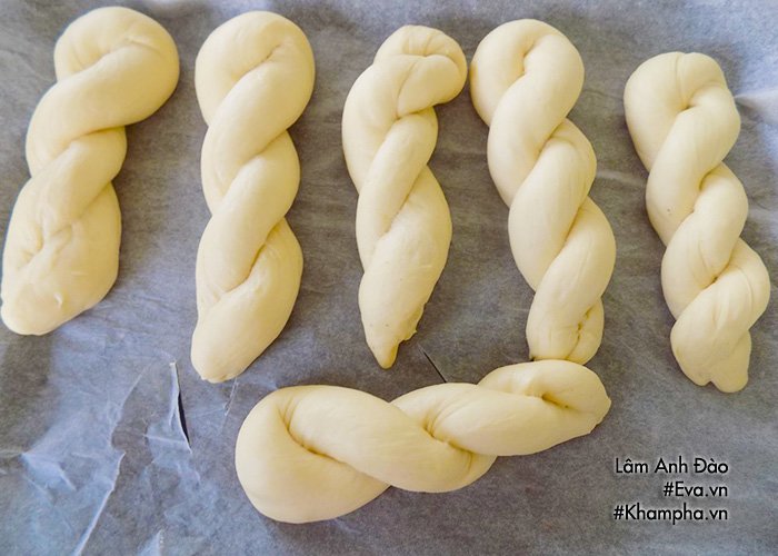 Trời trở lạnh, mẹ đảm làm bánh mì xoắn, con ăn hết vẫn đòi nữa-5