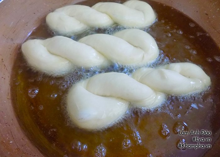 Trời trở lạnh, mẹ đảm làm bánh mì xoắn, con ăn hết vẫn đòi nữa-6