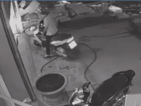 2 tên trộm dùng ôtô đâm nát cây ATM để lấy tiền-1