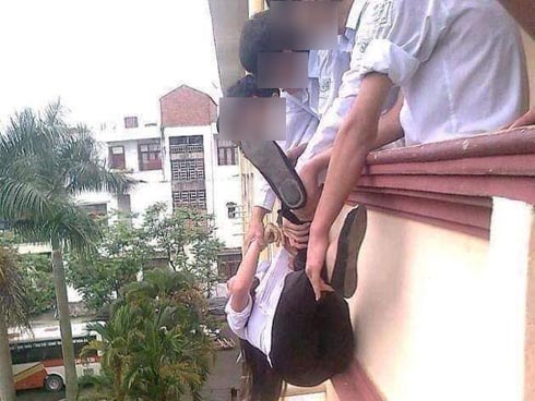 Bị bắt quả tang dùng điện thoại trong giờ kiểm tra, cậu học sinh liều mạng” làm 1 việc khiến bạn bè sững sờ: Tưởng đang đóng phim Mỹ à?”-3