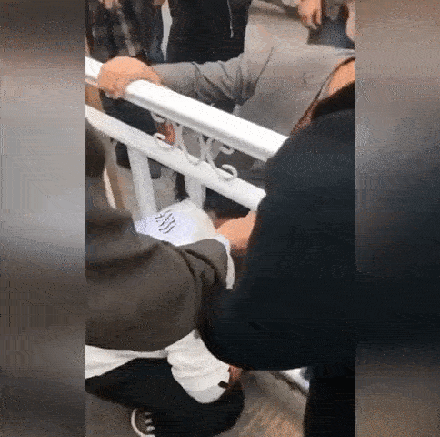 Đi lối tắt để băng qua đường, cô gái trẻ gặp sự cố hi hữu: Kẹt đầu vào giữa các thanh sắt không rút ra được-4