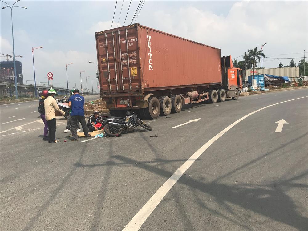 Bé gái 2 tuổi tử vong giữa trời nắng, người dân xót thương căng dù che thi thể-1