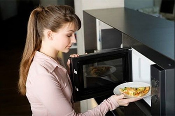 Đừng để thức ăn vào những vật dụng này khi cho vào lò vi sóng kẻo hại cả gia đình-1