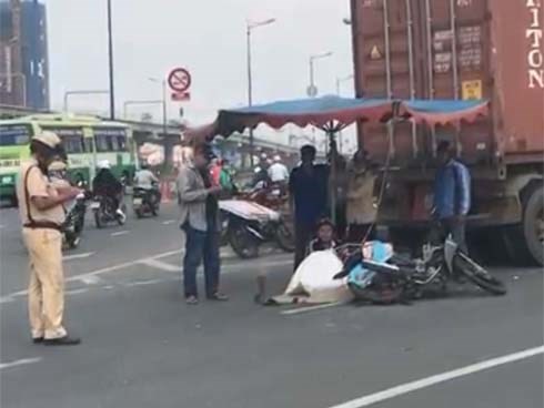 Bé gái 2 tuổi tử vong giữa trời nắng, người dân xót thương căng dù che thi thể