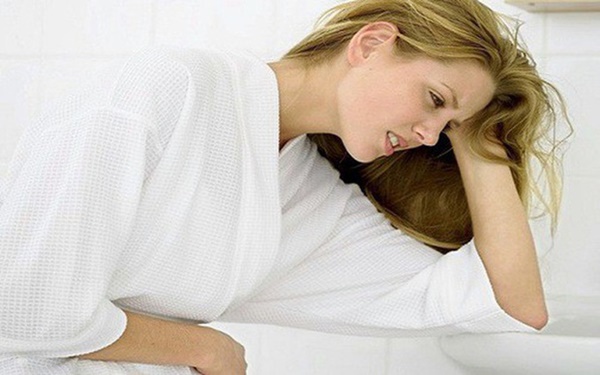 Sử dụng điện thoại trong nhà vệ sinh: tưởng vô hại mà gây hoạ cho cơ thể không ngờ-2