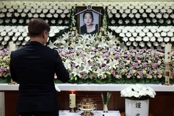 Xót xa với tang lễ vắng bóng người thân của Goo Hara, cha mẹ không xuất hiện, chỉ có anh trai đứng ra lo chuyện hậu sự?-4