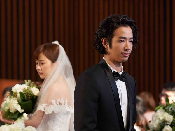 Trước hôn lễ nhận được clip nhạy cảm của chồng và người yêu cũ, cô dâu mặt không đổi sắc quay sang nói mấy câu khiến chú rể bật khóc-2