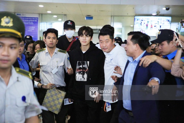 Tài tử Ji Chang Wook đúng là cực phẩm, Hươu Lee Kwang Soo trốn sau lưng chật vật thoát khỏi đám đông nghẹt thở tại Nội Bài-1