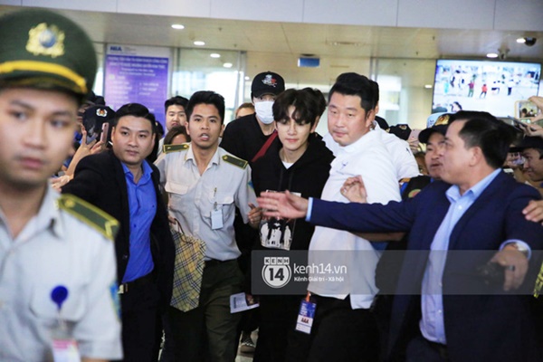 Tài tử Ji Chang Wook đúng là cực phẩm, Hươu Lee Kwang Soo trốn sau lưng chật vật thoát khỏi đám đông nghẹt thở tại Nội Bài-3