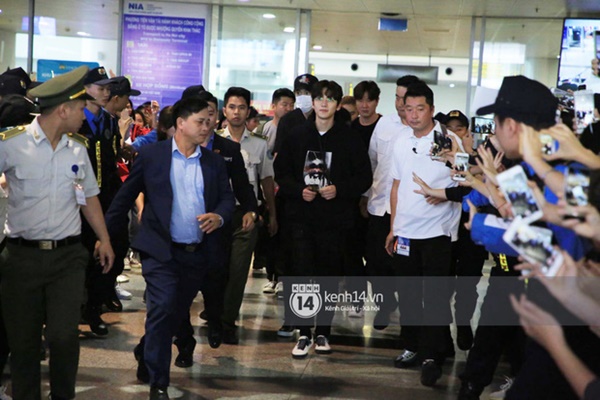 Tài tử Ji Chang Wook đúng là cực phẩm, Hươu Lee Kwang Soo trốn sau lưng chật vật thoát khỏi đám đông nghẹt thở tại Nội Bài-5