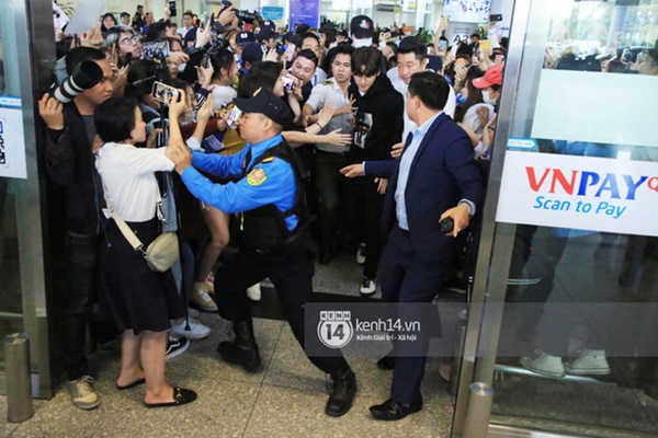 Tài tử Ji Chang Wook đúng là cực phẩm, Hươu Lee Kwang Soo trốn sau lưng chật vật thoát khỏi đám đông nghẹt thở tại Nội Bài-6