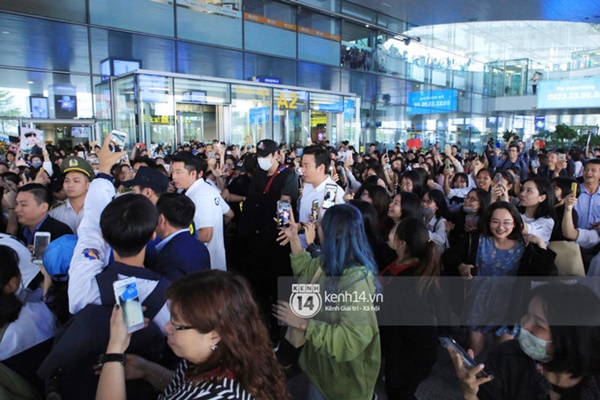 Tài tử Ji Chang Wook đúng là cực phẩm, Hươu Lee Kwang Soo trốn sau lưng chật vật thoát khỏi đám đông nghẹt thở tại Nội Bài-9