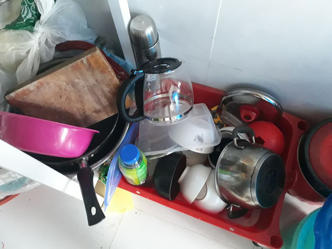 Lại xuất hiện những hình ảnh ở bẩn bất chấp khiến dân mạng lắc đầu chán ngán: Nhà cửa không quét, bát đĩa bốc mùi-4