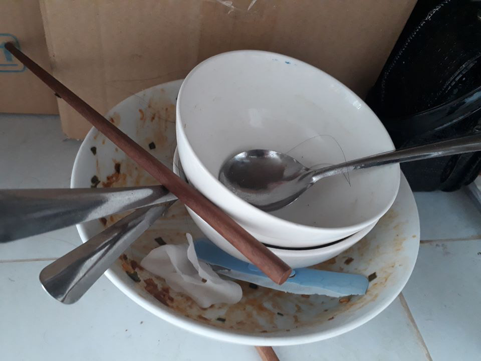 Lại xuất hiện những hình ảnh ở bẩn bất chấp khiến dân mạng lắc đầu chán ngán: Nhà cửa không quét, bát đĩa bốc mùi-5