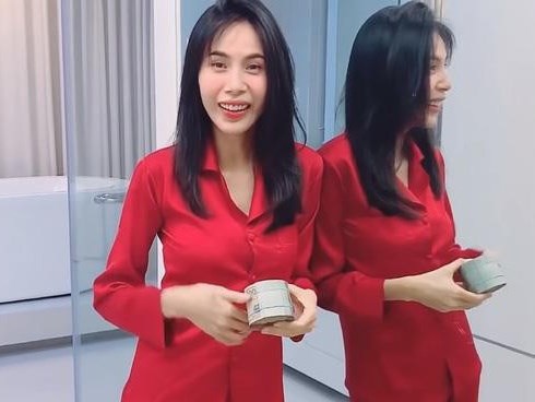 Công Vinh tặng Thủy Tiên xấp tiền trong ngày sinh nhật