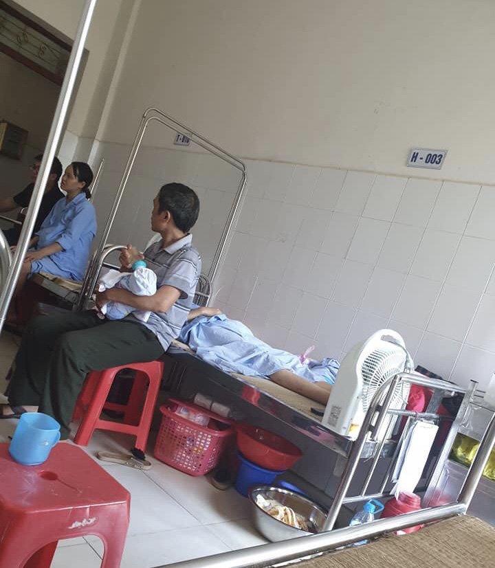 Hình ảnh ông nội chăm cháu mới sinh làm cả phòng bệnh cay mắt xúc động-2